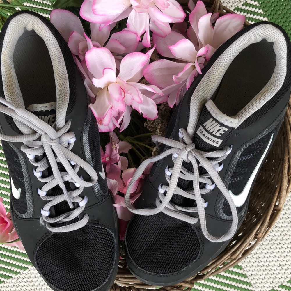Nike training sneakers size 9 black and white